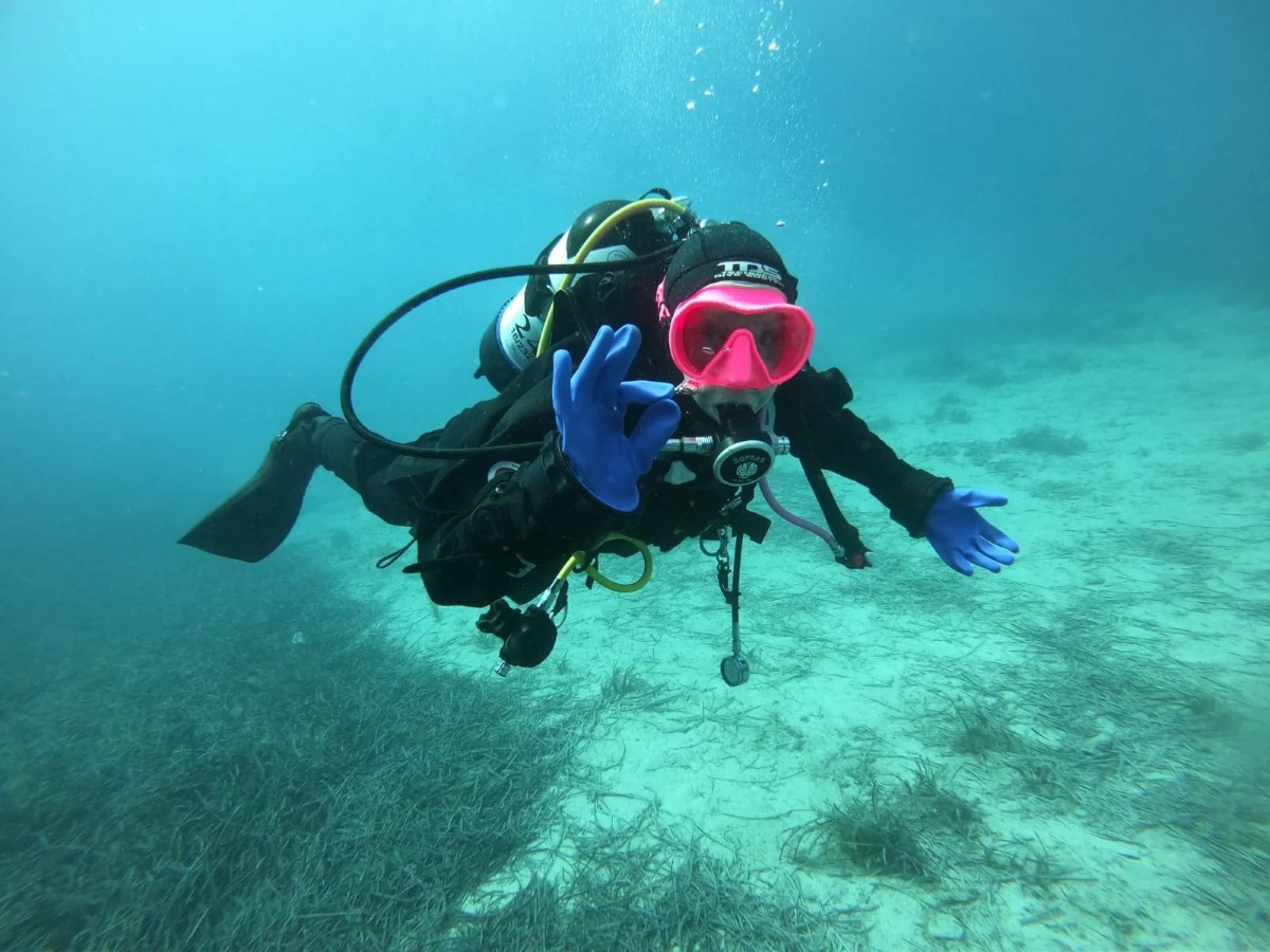 Tanja sukeltamassa meressä