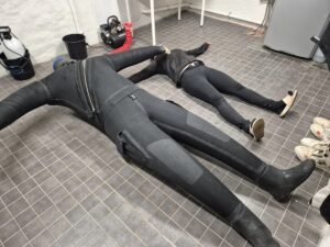 Tanja Torkkeli suorittaa kuivapuvun vuototestausta