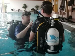 Teemu opastaa allassukellusta